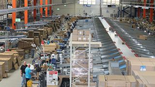 An 64 Arbeitsplätzen werden die einzelnen Sendungen gepackt und vor dem Versand kontrolliert. (Bild: MHP)