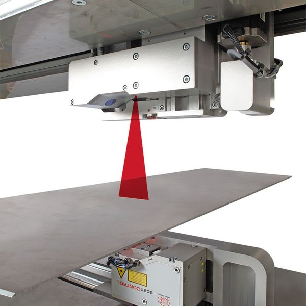 Der Laserpunkt wird zu einer Laserlinie aufgeweitet, wodurch mehr Messwerte auf einer größeren Fläche gemittelt werden (Best-Fit-Gerade) und so eine wesentlich höhere Präzision schaffen. (Micro-Epsilon)