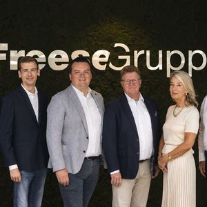 Von links: Sebastian Kayser, Maximilian Kayser, Henning zur Horst, Maximilian Oldewurtel, Gudrun Kayser und Tammo Kayser leiten die Geschicke der Oldenburger Autohausgruppe. (Bild: Freese)