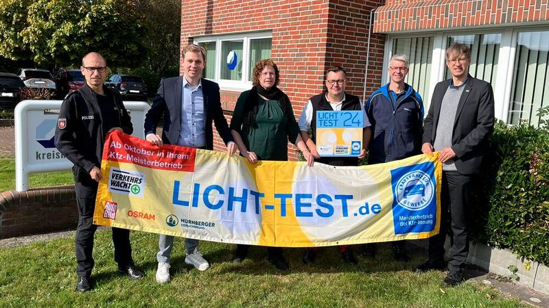 Die Verkehrswacht Aschendorf-Hümmling, das Polizeikommissariat Papenburg, die Prüforganisationen und die Kfz-Innung Aschendorf-Hümmling rufen gemeinsam erneut dazu auf, im Oktober am kostenfreien Lichttest in den Kfz-Meisterbetrieben und den Prüfstellen der Überwachungsorganisationen teilzunehmen. V.l.: Lothar Kammer (Polizei), Pascal Albers (Kfz-Geschäftsführer), Verena Falkenstein (Verkehrswacht), Markus Ahrens (Kfz-Obermeister), Holger Schouwer (TÜV Nord) und Lars Bunte (Kfz-Vorstandsmitglied). (Bild: Kfz-Gewerbe Schaumburg)