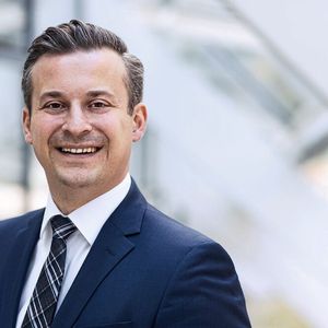 Timo Gläser, Toyota MH: „Routenzüge gelten als wirtschaftlichste und sicherste Lösung für den innerbetrieblichen horizontalen Materialfluss.“(Bild:  Toyota Material Handling)
