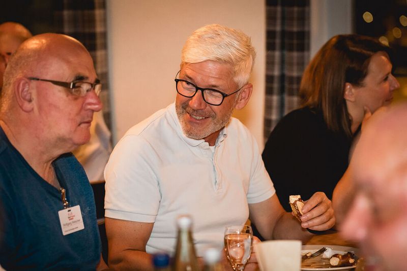 Wolfgang Welscher (X-Visual) und Wilfried Grote (Phönix Contact) im Gespräch (Bild: Stefan Bausewein)