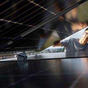 Armin Buchroithner vom Institut für Elektrische Messtechnik und Sensorik der TU Graz beobachtet, wie sich das PV-Modul FLAPTrack zusammenfaltet.(Bild:  Lunghammer - TU Graz)