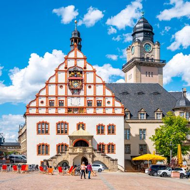 Plauen: Marktplatz mit dem alten und neuen Rathaus. (Bild: © Sina Ettmer – stock.adobe.com)