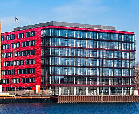 Berkshire Hathaway ist Eigentümer von US-amerikanischen Unternehmen wie beispielsweise dem Chemieunternehmen Librizol, der Schnellrestaurantkette Dairy Queen, der Bekleidungsmarke Fruit of the Loom oder auch der Juwelierkette Helzberg Diamonds. Zu 26 % ist Berkshire Hathaway zudem am Lebenmittelkonzern Kraft Heinz beteiligt. Weitere Beteiligungen in nicht bekannter Höhe hält die Holdinggesellschaft an den Finanzdienstleistern American Express und Wells Fargo, am Getränkehersteller Coca Cola sowie am IT-Unternehmen IBM. Mit dem Kauf von Precision Cast geht Berkshire Hathaway weiter konsequent den Weg der Diversifikation und weg von der Abhängigkeit der Versicherungsbranche und dem Stock Picking. Gegenüber dem Sender CNBC erklärte Buffett zudem „die Elefantenjagd in den kommenden zwölf Monaten für beendet“. (Bild: Kai Bublitz)