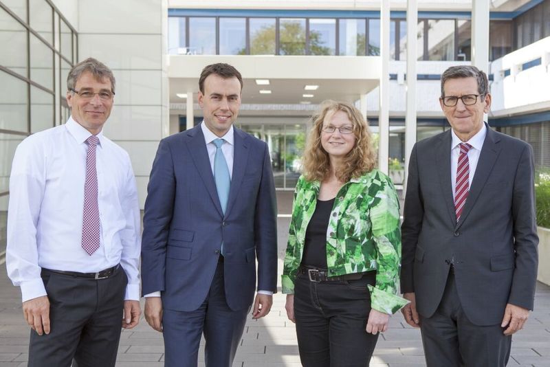 Prof. Dr. Ambacher vom Fraunhofer IAF, Finanz- und Wirtschaftsminister Dr. Nils Schmid, Prof. Dr. Frauke Steinhagen DHBW Lörrach und Prof. Reinhold R. Geilsdörfer, DHBW (v.l.) (Bild: Fraunhofer IAF)