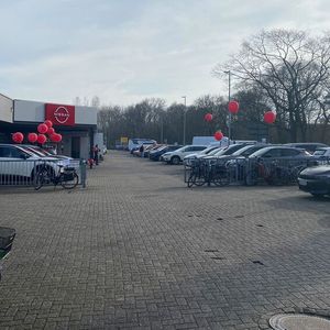 Auch am hier abgebildeten Standort in Leer ist nun die Nissan-CI zu sehen.(Bild:  Nissan)