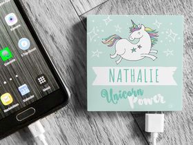 Bei www.personello.com kann für 19,90 Euro eine Powerbank personalisiert werden. (Personello GmbH)