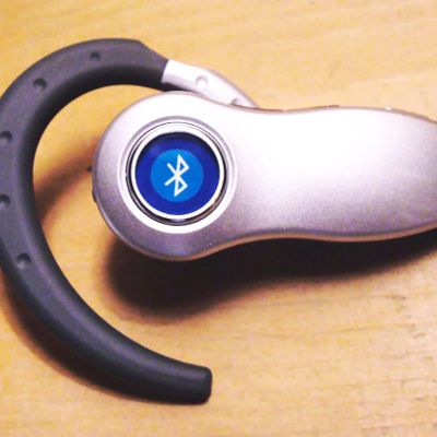 Ein moderner Handybesitzer mag sich vielleicht telefonieren ohne Bluetooth-Headset nicht mehr vorstellen, ebensowenig wie... (Bild: ed g2s / Wikimedia Commons)