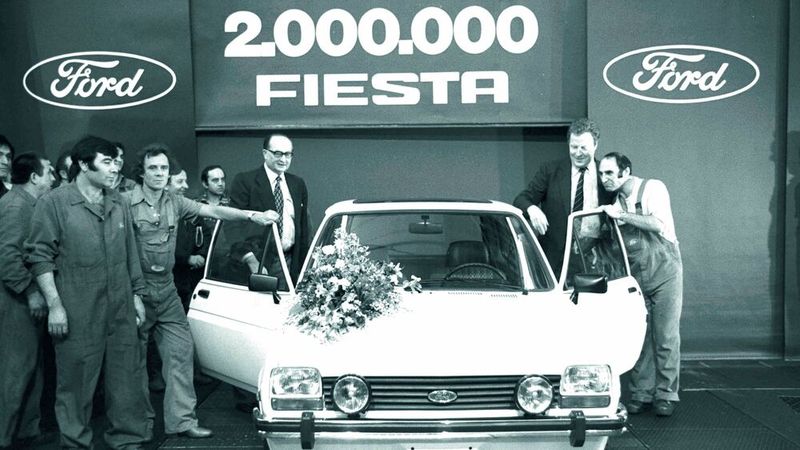 Der Fiesta war gut für Verkaufsrekorde: Schon 1981 lieferte Ford den zweimillionsten Kleinwagen aus. Die 10 Million macht Ford im Juli 2001 voll. 2010 waren es bereits 6 Millionen Fiesta „Made in Germany“, 2011 15 Millionen weltweit und zum Schluss, 2023, über 20 Millionen Exemplare.  (Bild: Ford AG)