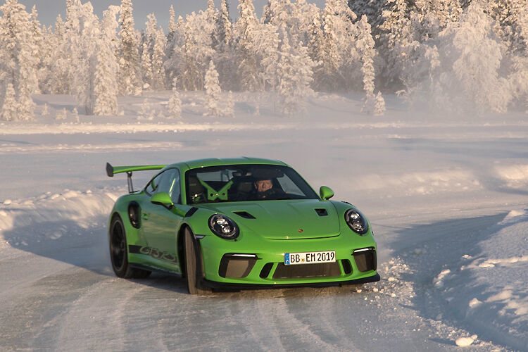 Zur weiteren Gewichtseinsparung hat Porsche ein optionales Weissach-Paket geschnürt. Es umfasst zusätzliche Carbon-Bauteile in den Bereichen Fahrwerk, Interieur und Exterieur sowie optional Magnesiumräder. (Porsche)