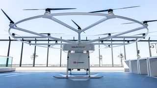 I fly emissionsfrei! Volocopter und DB Schenker präsentieren die Frachtdrohne namens Volodrone. Und zwar im Rahmen der Nationalen Luftfrachtkonferenz in Berlin. (Volocopter)