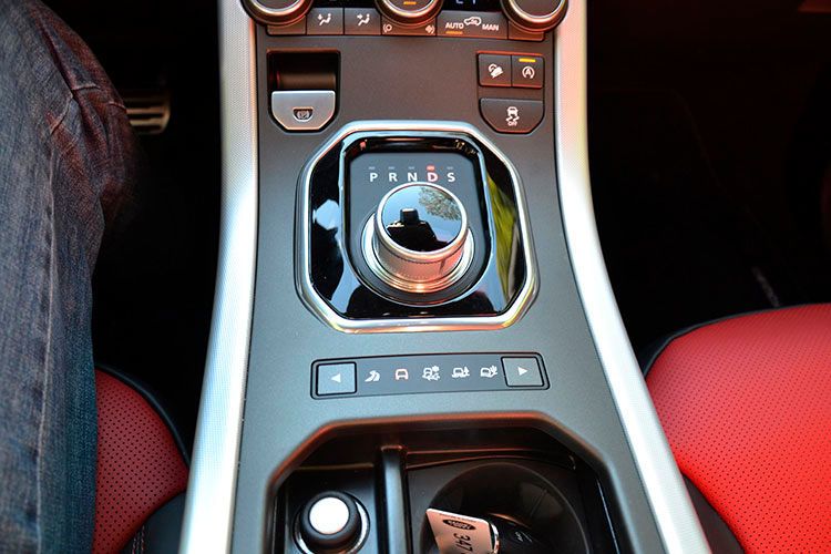 Leider konnten wir das „All-Terrain Progress Control“ (ATPC) nicht im Gelände testen. Dass es bestens funktioniert, beweist das System in den größeren Markenbrüdern Range Rover und Range Rover Sport. (Foto: Michel)