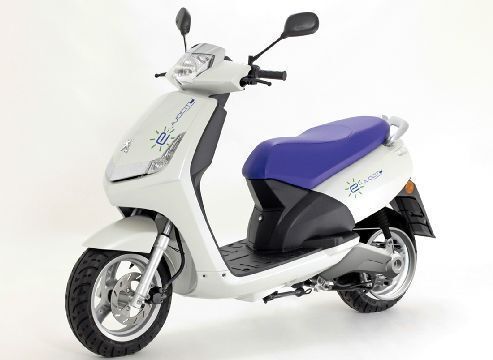 Peugeot bietet eine weitgefächerte Fahrzeugpalette - ein Elektro-Scooter gehört ebenfalls dazu. (Archiv: Vogel Business Media)