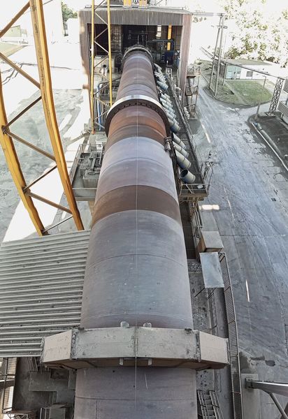 Das Herzstück der Produktion ist ein Drehrohrofen mit einem Durchmesser von 4,2 m, in dem Klinker bei hohen Temperaturen gebrannt wird. (Bild: SEW)