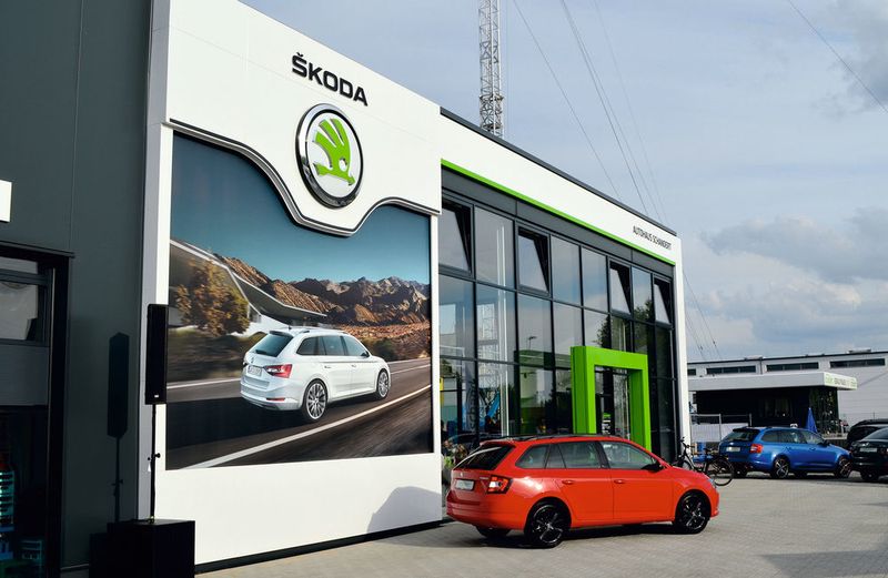 An der Außenfassade macht die „Communication Wall“ auf Neuheiten oder Angebote aufmerksam. Im Bild: Skoda Schandert in Dessau. (Grimm)