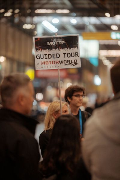 Einmalige Gelegenheit: Die Motorworld und ihre Geschichte kennenzulernen, ergab sich bei zwei geführten Touren, die die Teilnehmer gerne wahrnahmen. (Bild: Vogel IT-Akademie)