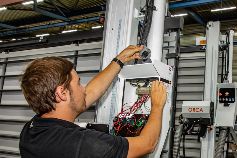 Leichterer Installationsprozess: Das Servicepersonal muss bei der Montage nur noch ein Kabelbündel einklicken und fertig ist die Verkabelung. (Bild: Lapp)