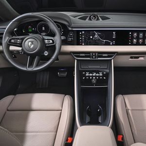 Das Armaturenbrett des neuen Macan, hier in der Version „Turbo“, bietet drei große Displays.(Bild:  Porsche)