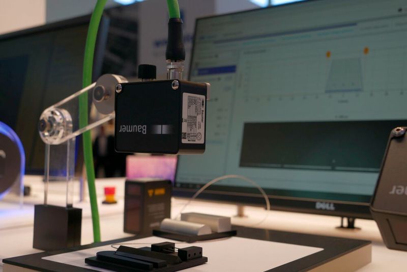 Der smarte Profilsensor OXM 200 von Baumer kann präzise, höhenbasierte Positionskontrollen vornehmen. Dabei erkennt er mit seinem Laser selbst kleinste Teile.  (Bild: Sandro Kipar/VCG)