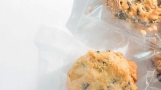 Abb. 1: Zahlreiche Substanzen können aus der Verpackung in das Lebensmittel übergehen oder, umgekehrt, aus dem Lebensmittel migrieren, an der Verpackung anhaften und somit verloren gehen. (©abimagestudio - stock.adobe.com)