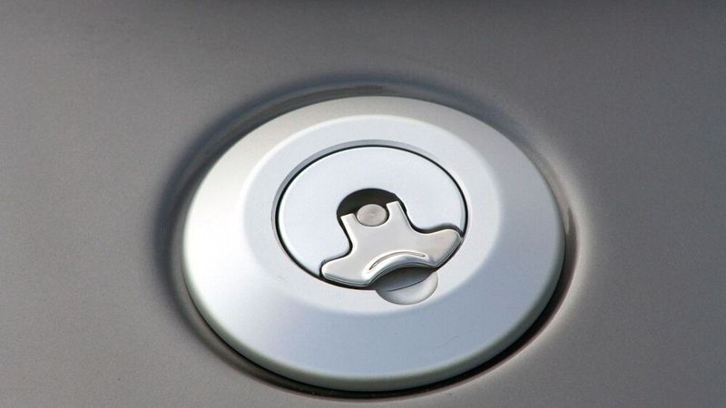 Schick und massiv wirkt die Tanköffnung aus Alu. (Bild: SP-X/Mario Hommen)