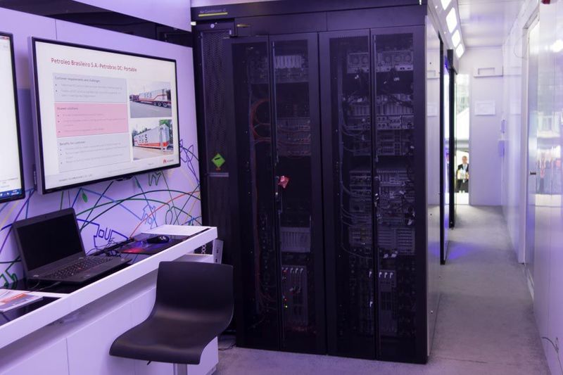 ...blieb auch im 40 Fuß großen Demo-Container genug Platz für Beratungsgespräche. (Bild: Srocke)