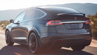 Ein Tesla Model X P100DL+ war das Topmodell im Angebot des Fahrzeugvermieters „Elektromotron“. Daimler-Ingenieure haben das Auto offenbar bei Testfahrten sichtlich strapaziert. (Tesla)
