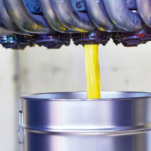 „SmartCure“ spart nicht nur Zeit, Energie und schont die Umwelt, sonder kann auch mit allen üblichen Applikationsverfahren verarbeitet werden. Seine Topfzeit beträgt bei Raumtemperatur satte 24 Stunden und es kann in allen Farbtönen glänzen, betont GV-Lacke.(Bild:  GV-Lacke)