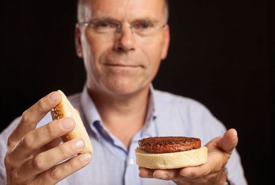 Im Jahr 2013 präsentiert Mark Post den ersten Burger mit in-vitro-Fleisch.(Bild:  Mosa Meat, David Parry / PA Wire)