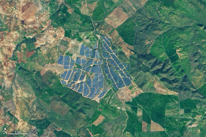 Europas größtes Solarkraftwerk „Núñez de Balboa“ in Spanien mit 1,43 Millionen Solarmodulen und 500 Megawatt Leistung. (Aufnahme vom 2. Februar 2020) (Bild: NASA Earth Observatory images by Lauren Dauphin.)