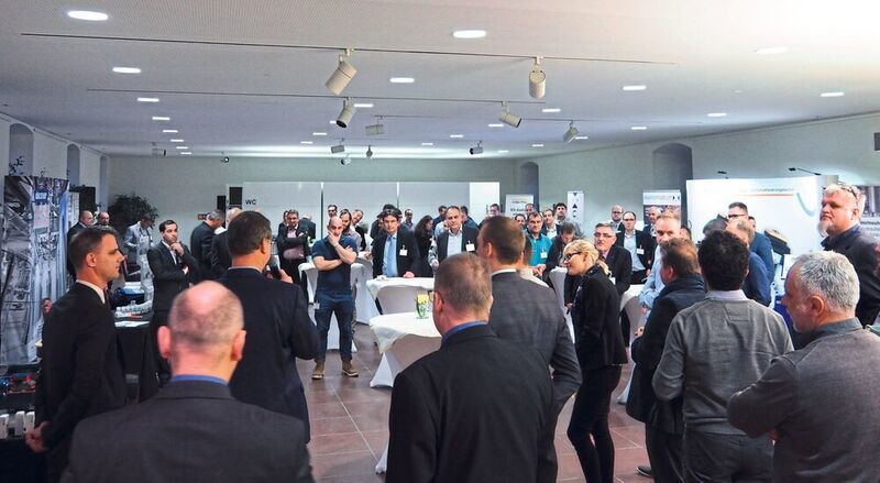 Gespannt lauschen die Teilnehmer den Kurzvorstellungen der Aussteller. (Mühlenkamp)