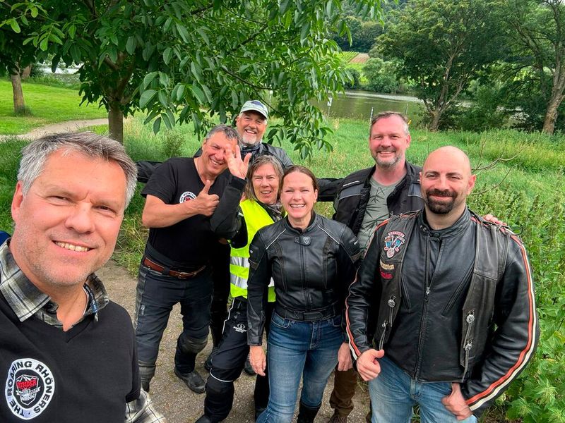 Gruppe Spätburgunder am zweiten Tourtag: (v. l.) Olaf von Heyer, Helmut Kaitz, Andreas Albiez, Sabine Kaitz, Hannah Lamotte, René Claus und Alin Manta (Bild: Vogel IT-Medien GmbH et al.)