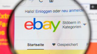 89464083 (Bild: Ebay-Logo am PC-Monitor, durch eine Lupe fotografiert / Marco Verch / CC BY 2.0)