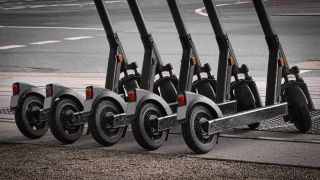 e-scooter-sind-in-der-stadt-das-neue-trend-verkehrsmittel-in-der-elektromobilitat-stockpack-adobe-stock-scaled (Quelle: festfotodesign-Adobe Stock)
