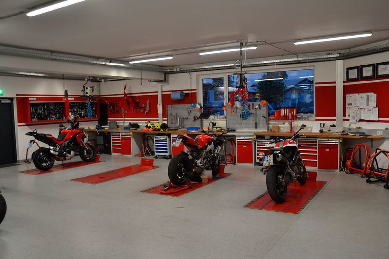 Neben dem Shop braucht sich auch die Werkstatt nicht zu verstecken. (Michel/»kfz-betrieb«)