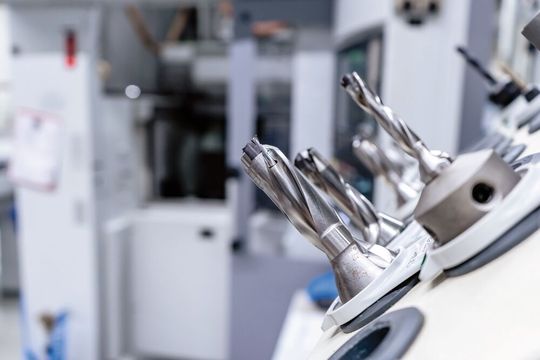 Werkzeuge im «Varia»-Schnellwechselsystem – extern gerüstet und vermessen für einen schnellen Werkzeugwechsel und ­minimale Maschinenstillstandszeiten.(Bild:  Emag Systems GmbH)