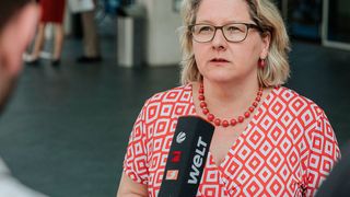 Schulze: „Power-to-X wird in Zukunft national und international einen wichtigen Beitrag zum Klimaschutz leisten. Denn auf dem Weg in eine klimaneutrale Weltwirtschaft wird es nicht reichen, nur die Stromerzeugung auf erneuerbare Energien umzustellen." (BMU/Sascha Hilgers)