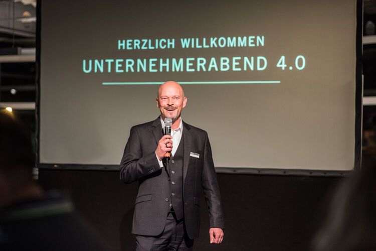 Geschäftsführer Holger Schade gab mit dem exklusiven „Unternehmerabend“ am Freitag den Startschuss in das Wochenende. (Bild: Schade)