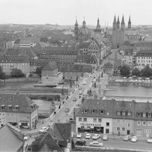 Innenstadtbeispiel Würzburg: Bis Ende der Achtzigerjahre gab es links und rechts der Alten Mainbrücke jeweils einen Ausstellungsraum für Neuwagen. 1990 wurde die Brücke für den Autoverkehr gesperrt.