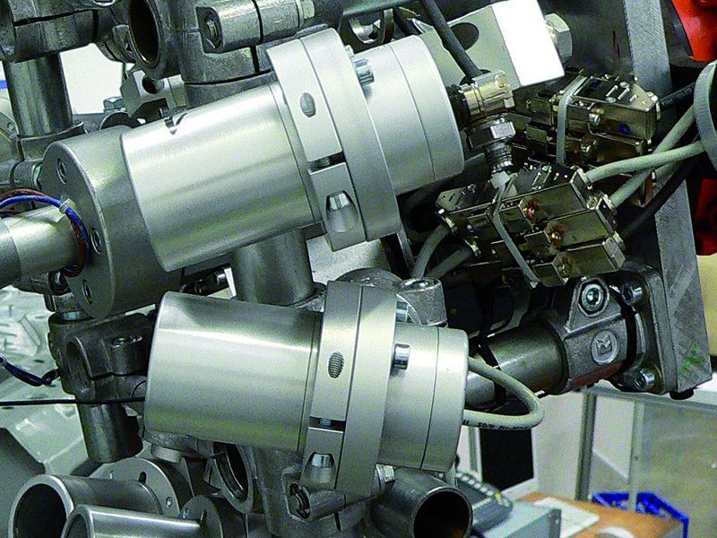 Bild 4: Die am Roboter mitgeführte Sensorik besteht aus Streifenlichtprojektor und Kamera. (Archiv: Vogel Business Media)