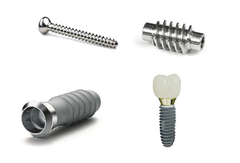 Quelques exemples de pièces usinées sur un tour à poupée mobile : vis à os et vis sans fin (en haut), implants médicaux typiques (en bas). (Utilis AG)