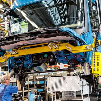 Der Bau von Lkw von Daimler Truck wird sich in Zukunft noch stärker im tschechischen Werk Cheb abspielen. Denn das wird aus strategischen Spargründen nun ausgebaut ... (Bild: Daimler Truck)