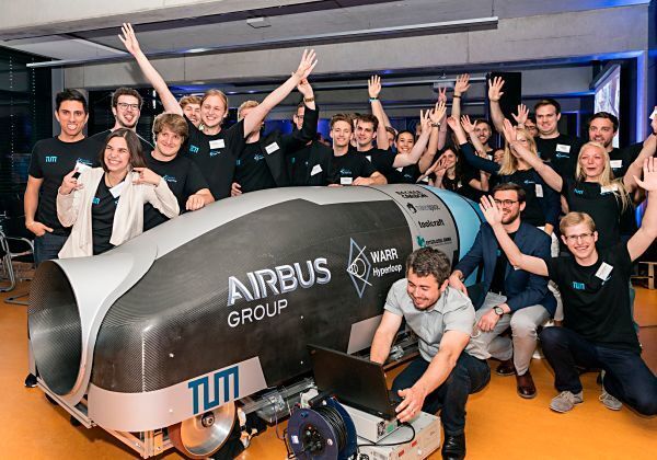Hyperloop Rollout: das Hyperloopteam mit Project Leader Mariana Avezum vorne links (Uli Benz, TU Muenchen)