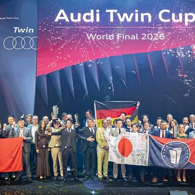 Das deutsche Team hat den Audi Twin Cup 2026 geholt. Im Foto: Die Siegermannschaften der Einzelkategorien „Sales“, „Aftersales“, „Team“ und „Gesamt“. (Bild: Stefan Bösl)