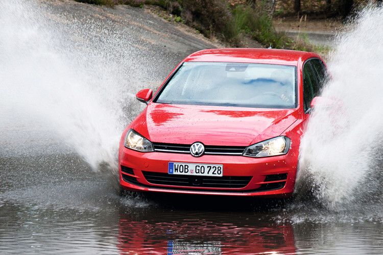 Bei der „Wasserdurchfahrt“ wird die Dichtigkeit des Motorraums auf eine harte Probe gestellt. (Foto: VW)