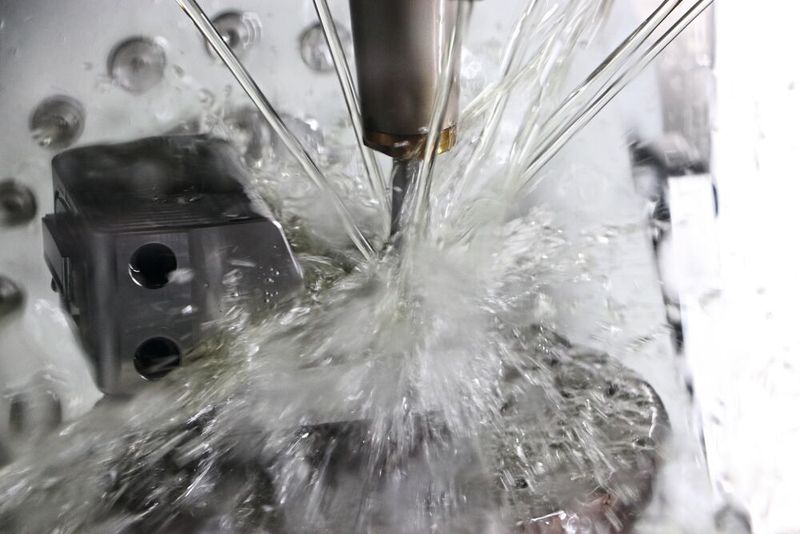 Hochpräzises Fräsen und Schleifen mit Öl auf der Kern Micro HD bringt höchste Genauigkeiten im Toleranzbereich von bis zu 1,5 Mikrometern in die Werkstücke. (Bild:  Kern Mikrotechnik GmbH)