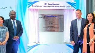 Mitarbeiter und Führungskräfte von Borg Warner feierten die große Eröffnung des neuen erweiterten Werks im indischen Kakkalur. (Borg Warner)