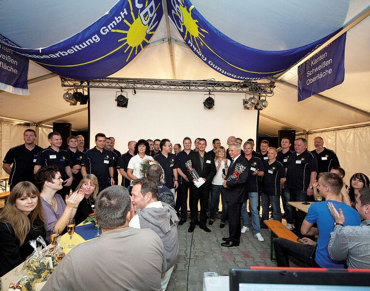 Im Oktober 2012 feierte die CBV Blechbearbeitung ihr 20-jähriges Bestehen. Natürlich gab es aus diesem Anlass eine tolle Party und Firmenchef Werner Neumann (Bildmitte vorn) nahm die Glückwünsche gern entgegen. (Bild: CBV)