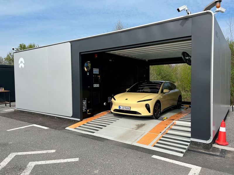 Der ET5 ist das dritte Modell von Nio am hiesigen Markt: Nach dem ET7 und dem SUV EL7 greift nun die elektrifizierte Mittelklasselimousine die Premiumhersteller an.(Bild:  Dirk Kunde)